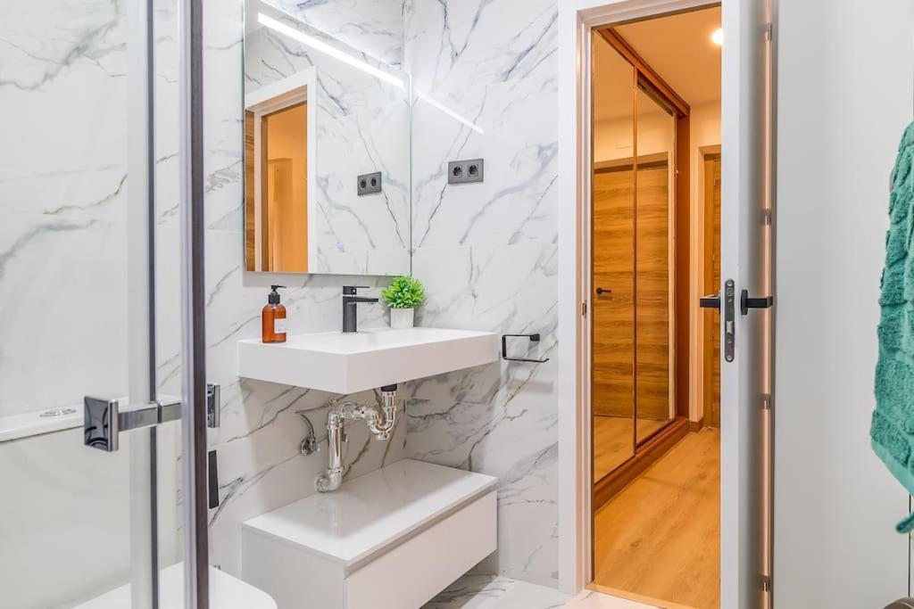 Apartamento Reformado Y Tranquilo Junto A Gran Via Madrid Kültér fotó