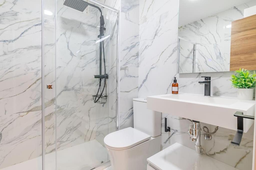 Apartamento Reformado Y Tranquilo Junto A Gran Via Madrid Kültér fotó